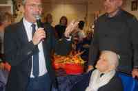 Il sindaco Leo Castiglione con nonna Nicoletta e il direttore della residenza Don Bosco Alberto Salutari