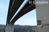 I pilastri del viadotto del Cerrano dell'A14  sul quale è vietato il transito dei mezzi pesanti (foto di Luciano Adriani)