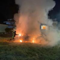 L'auto in fiamme a Nereto
