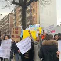La protesta davanti all'istituto Ravasco