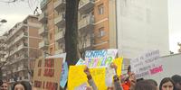 La protesta davanti all'istituto Ravasco