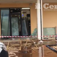 I locali della pizzeria devastati dall'esplosione (foto di Luiciano Adriani)