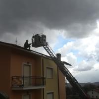 Un intervento dei vigili del fuoco sul tetto di una palazzina nel Teramano