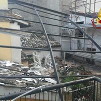 Il crollo nel centro storico di Pianella causato dal forte vento