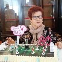 Le presidentessa Nella Grossi davanti alla torta (un campo di calcio) dei suoi 80 anni