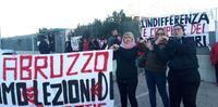 Lavoratrici della Faist con uno striscione davanti alla sede confindustriale di Mozzagrogna