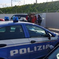 La polizia nell'area di risulta per ritrovamento dell'uomo morto in un'auto (foto Giampiero Lattanzio)