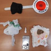 Droga e altro materiale per lo spaccio sequestrati dai carabinieri
