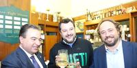 Chieti: Fabrizio Di Stefano, Matteo Salvini (in felpa neroverde) e Massimo Casanova (proprietario del Papeete) al Caffè Vittoria