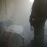 Vigile del fuoco nella casa invasa dal fumo