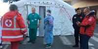 La tenda allestita all'ospedale di Teramo per i pre-triage ai pazienti sospetti di una infezione da coronavirus (foto Luciano Adriani)
