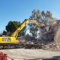 La demolizione dell'edificio ex Enaip (foto di Giampiero Lattanzio)