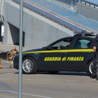 Posto di blocco della guardia di finanza di Pescara con il cane antidroga Esco
