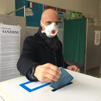 Camillo D'Angelo, sindaco di Valle Castellana, vota indossando la macherina antivirus (foto Luciano Adriani)