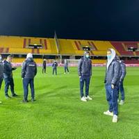 I giocatori del Pescara, in campo con le mascherine, prima dell'inizio della partita col Benevento