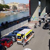Ambulanze del 118 e della Misericordia sulla banchina sud per un uomo caduto nel fiume Pescara (foto Buccilli)
