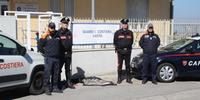 Guardia costiera a carabinieri con il pesce sequestrato