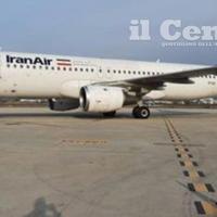 L'aereo della compagnia Iran Air nel piazzale dell'aeroporto d'Abruzzo