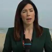 La giornalista australiana davanti alla spiaggia di Pescara nel reportage tv