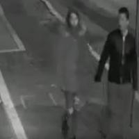I ladri-fidanzatini ripresi dalla telecamera prima che entrassero in azione