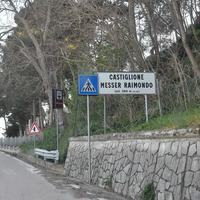 La strada d'ingresso a Castiglione M.R., uno dei Comuni inseriti nella zona rossa