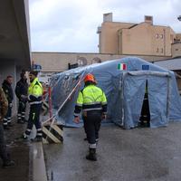 La tenda per il pre triage all'ospedale San Salvatore dell'Aquila