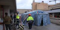 La tenda per il pre triage all'ospedale San Salvatore dell'Aquila