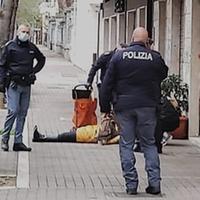 La polizia e la donna sotto choc rapinata in via Italica (fotoservizio di Giampiero Lattanzio)