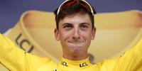 Il corridore teatino Giulio Ciccone con la maglia gialla del Tour de France