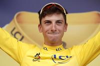 Il corridore teatino Giulio Ciccone con la maglia gialla del Tour de France