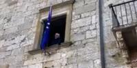 La bandiera dell'Europa viene ritirata dal palazzo ducale di Atri