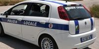 Un'auto della polizia municipale di Sulmona