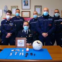 Gli agenti di polizia penitenziaria del Castrogno con il pallone imbottito di droga e minicellulari