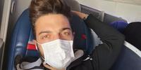 Gianluca Ginoble con la mascherina nel viaggio di ritorno dagli Usa (da Fb Ginoble)