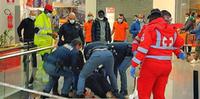 Agenti della polizia e personale della Croce Rossa al Cerrefour soccorrono portiere ferito al volto con un coltello