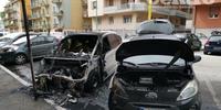 Le auto distrutte dalle fiamme in via Malagrida (foto di Giampiero Lattanzio)
