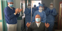 Donato Basilico, 83 anni, di Atri, lascia l'ospedale tra gli applausi del personale medico e infermieristico