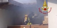 I vigili del fuoco al lavoro nel sottotetto di Alanno paese