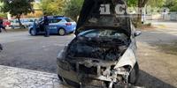Una delle tre auto bruciate in via XX Settembre