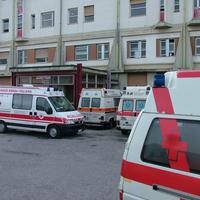 Mezzi di soccorso davanti all'ospedale di Avezzano