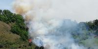 Le fiamme sulla collina vicino a Chieti (foto il Centro)