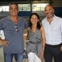 La presidente del Pescara pallanuoto Cristiana Marinelli tra l'allenatore Paolo Malara (a sinistra) e il v ice presidente Stefano Di Properzio