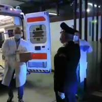 La consegna del plasma al personale dell'ospedale di Atri