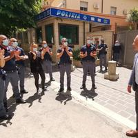 L'applauso dei colleghi al vice ispettore Mario Pasquini davanti alla questura di Pescara (foto di Giampiero Lattanzio)