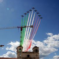 L'Aquila: il passaggio delle frecce tricolori su piazza Duomo (fotoservizio di Raniero Pizzi)
