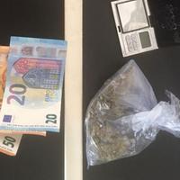 La droga e gli oggetti sequestrati dalla polizia municipale