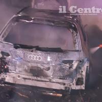 Una delle auto bruciate a Montesilvano