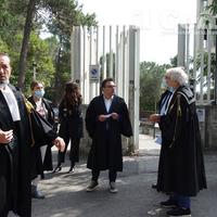 Gli avvocati davanti al tribunale di Teramo (foto di Luciano Adriani)