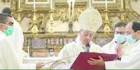 La messa crismale celebrata ieri a San Giustino dall’arcivescovo Bruno Forte al tempo del coronavirus  (foto Andrea Milazzo)