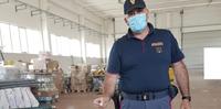 Agente della polstrada mostra una delle 5mila munizioni trasportate abusivamente